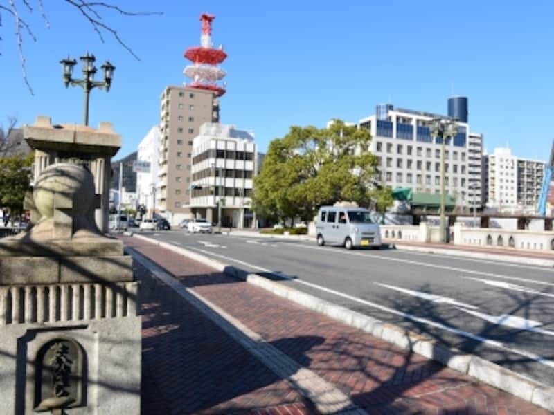 橋桁や石造りの欄干などに風格を感じる堺橋