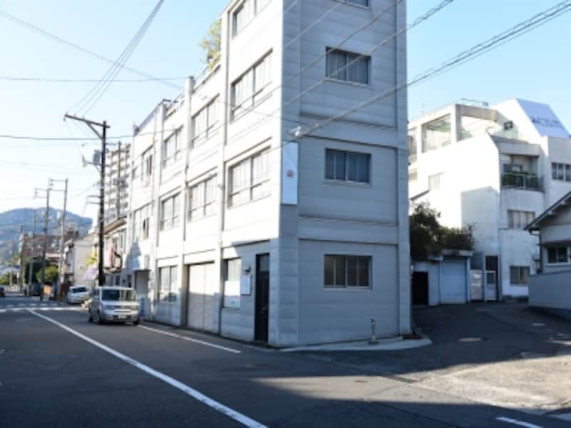 中央の建物の右の道に入って行く