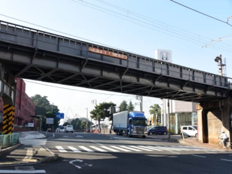 めがね橋の呉線ガード。映画では、このガード上を蒸気機関車が通過する