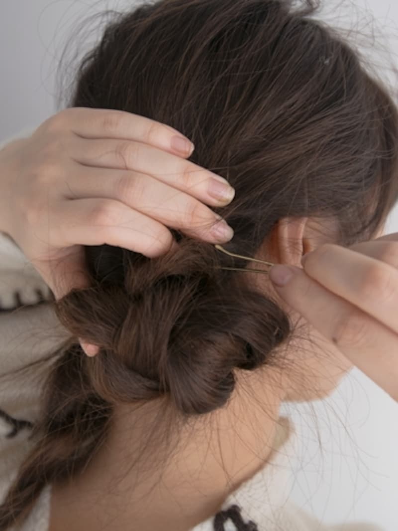 くるりんぱを土台にしてピンを刺す