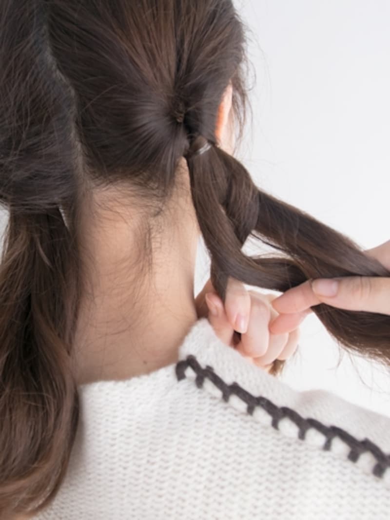 なるべく首から離れないように