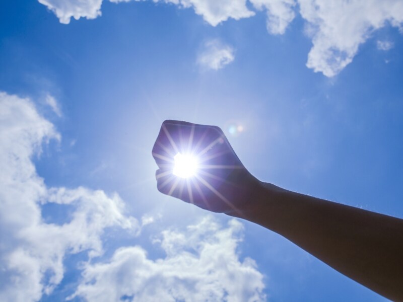 天空に向かって飛んでいく射手の矢は、自由と探求の旅を象徴します。