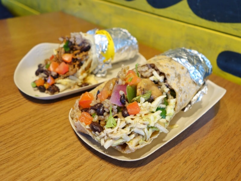 手前がヘルシーバージョンのブリトー、奥が定番ブリトー