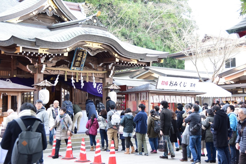 初詣客で混雑する江島神社辺津宮(2017年1月5日14:30頃撮影)