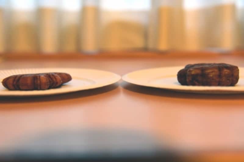 「元祖もみぢ饅頭」(左)と一般的な「もみじ饅頭」(右)を横から見てみると、厚さがちがうのが分かる。「元祖もみぢ饅頭」は生地が薄い分、餡子がぎっしり詰まっている感じだ