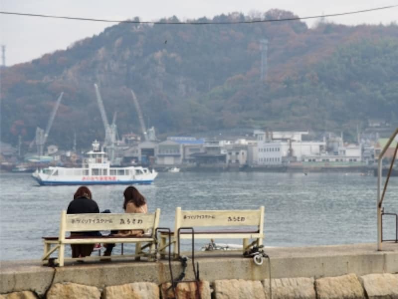 JR尾道駅の南はすぐ海に面している。尾道水道(海峡)の向こうに見える向島(むかいしま)や因島(いんのしま)も尾道市だ