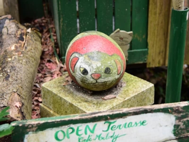 尾道市を拠点として活動するアーティスト、園山春二氏によって生み出される「福石猫」は、日本海の荒波にもまれて丸くなった石に描かれたネコ