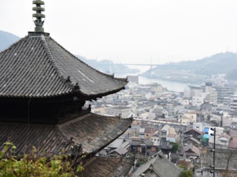 平山郁夫画伯の「しまなみ海道五十三次」のスケッチポイントになった場所。天寧寺の三重塔の向こうに尾道の街並みが広がって見える