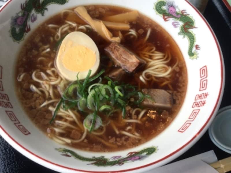 次に入った店では、チャーシューの代わりにもち豚の角煮が乗っていた