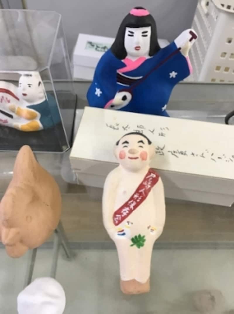 尾崎人形好きのデザイナーさんが、長太郎の型を元に、高柳さんに似せて描いてくれたものだそう。ちゃんと鳩笛を持っています。