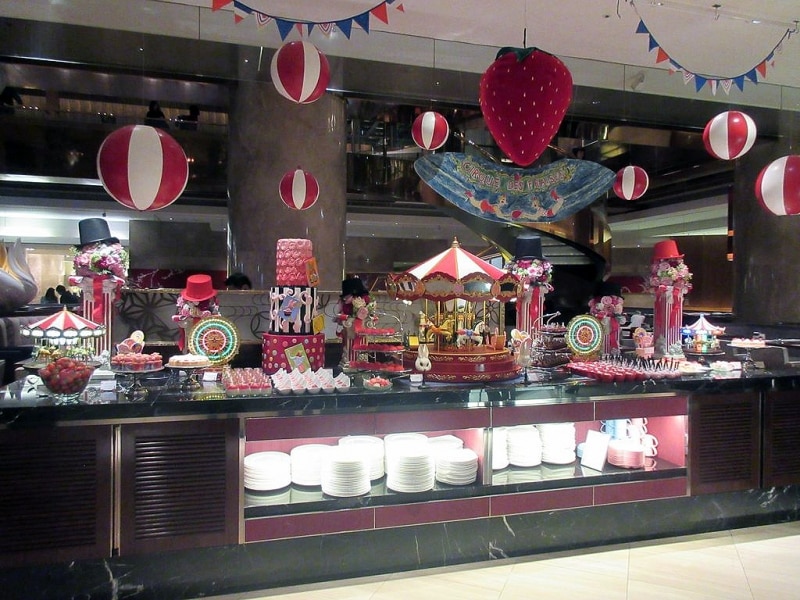 エントランス付近のブッフェ台