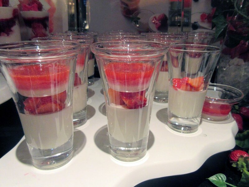 ミックスプリン ストロベリーソース