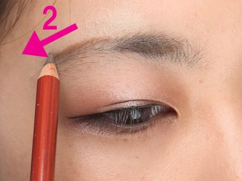 そのまま眉尻へ