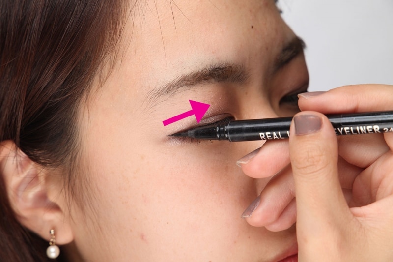 目尻は持ち方をチェンジ