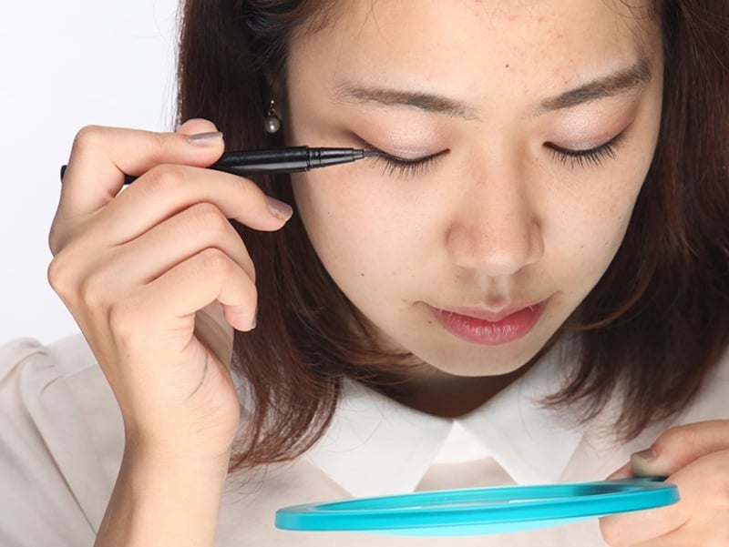 鏡を下に持ち変えるだけ!