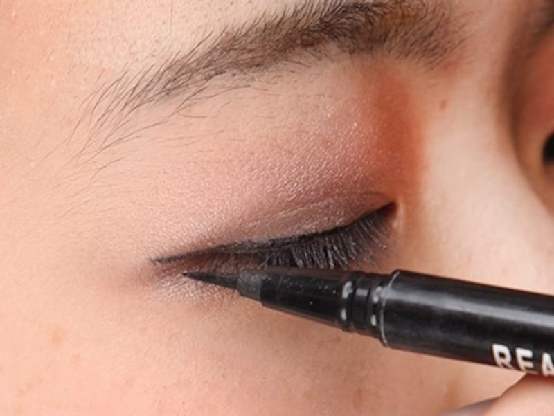 ハネ上げラインで目元くっきり