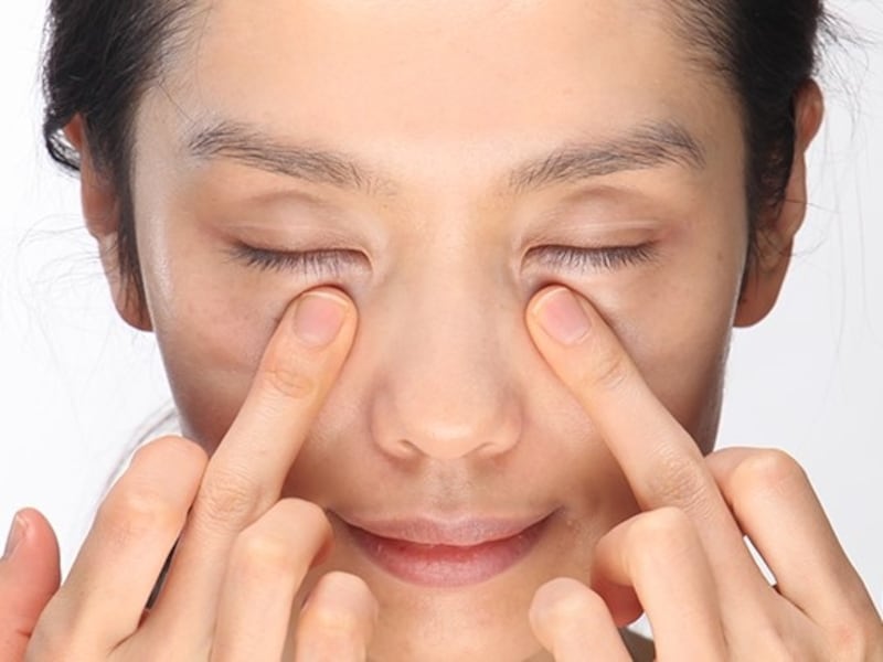 目元はデリケートなのでソフトに