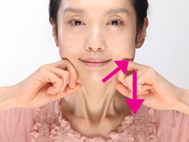 あごから首まで流れるように