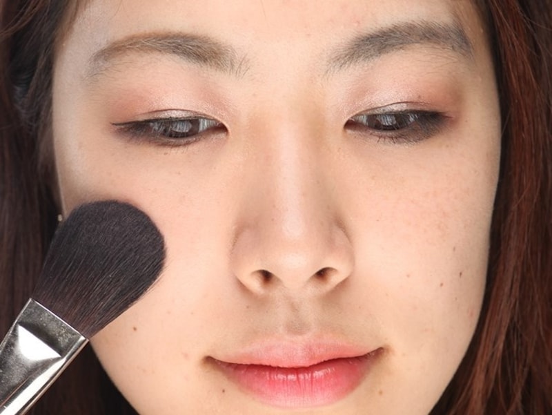 2~3回チークを重ねて濃さを調整