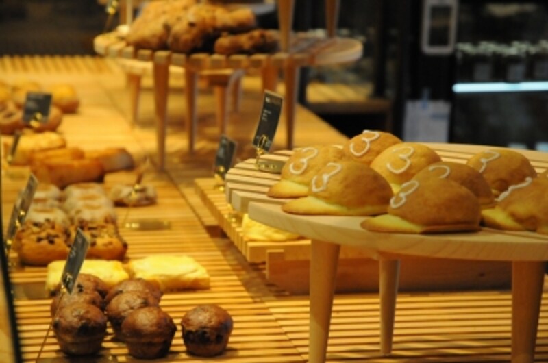 ショウケースには次々と焼きたてが並ぶ。全60アイテム。