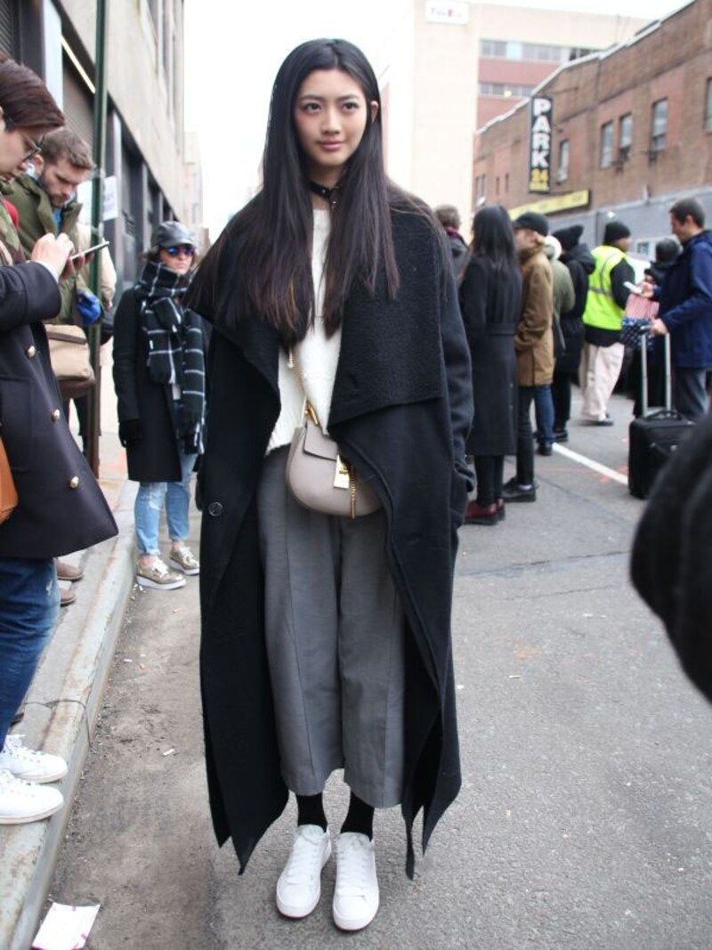 ポシェットは斜め掛けにして愛らしくundefined