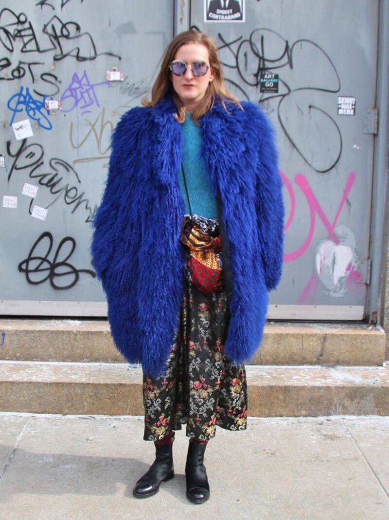 エスニック風ポシェットで軽やかに