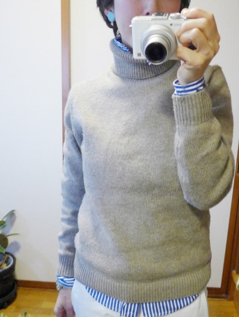 タートルネックとシャツを重ねて着る