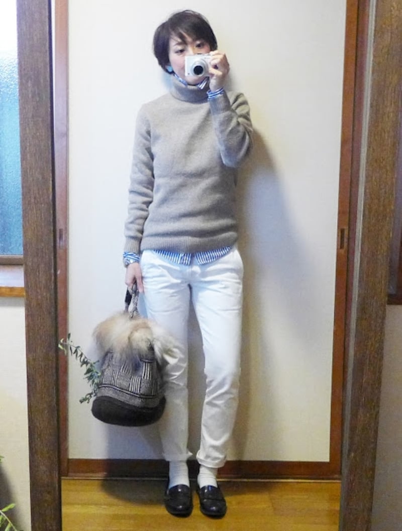 タートルネックとシャツの重ね着コーディネート