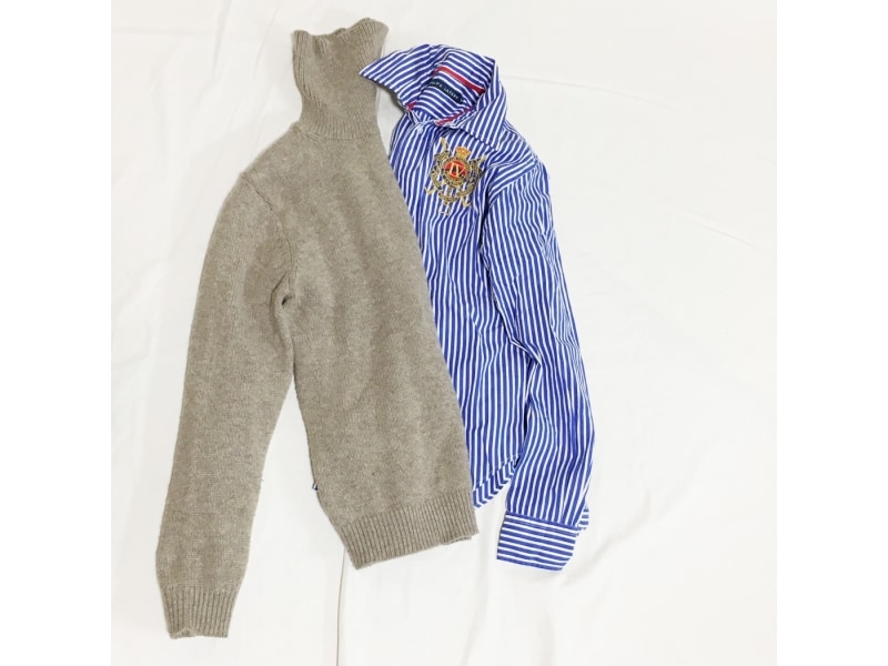 タートルネックとシャツの重ね着