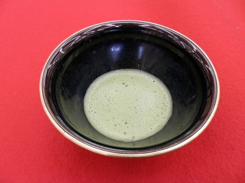 赤い毛氈（もうせん）の上のお抹茶
