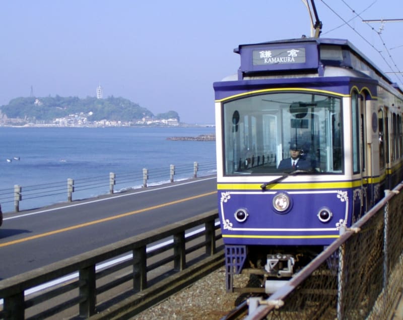 江ノ電と江ノ島、海
