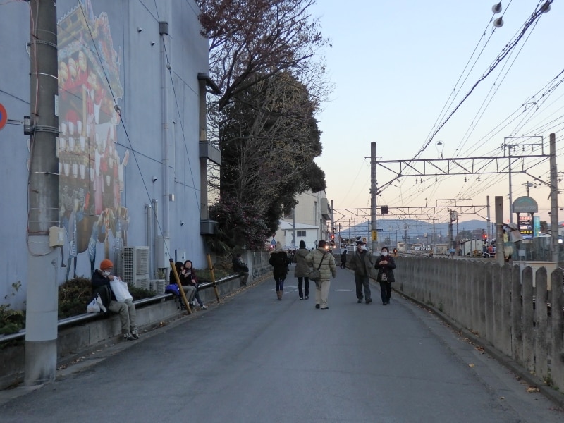 秩父駅からの線路添いの道