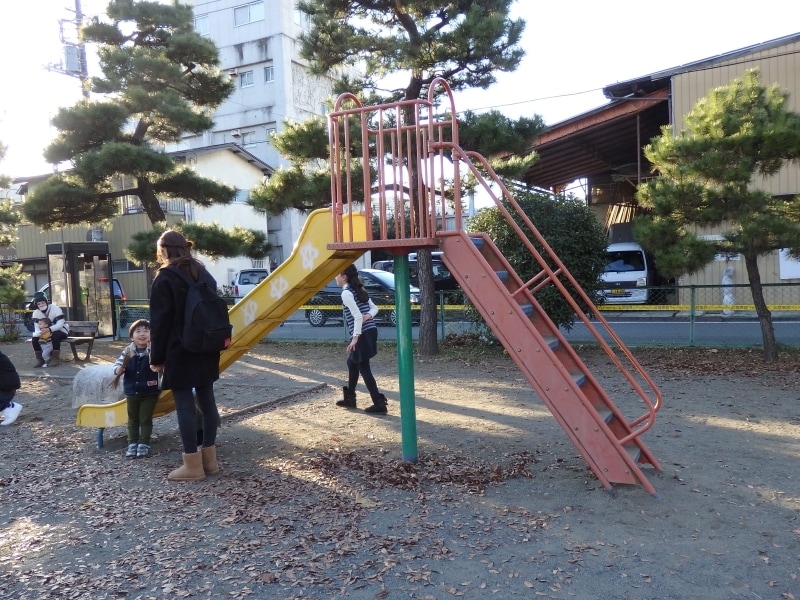 宮側児童公園のカラフルなすべり台