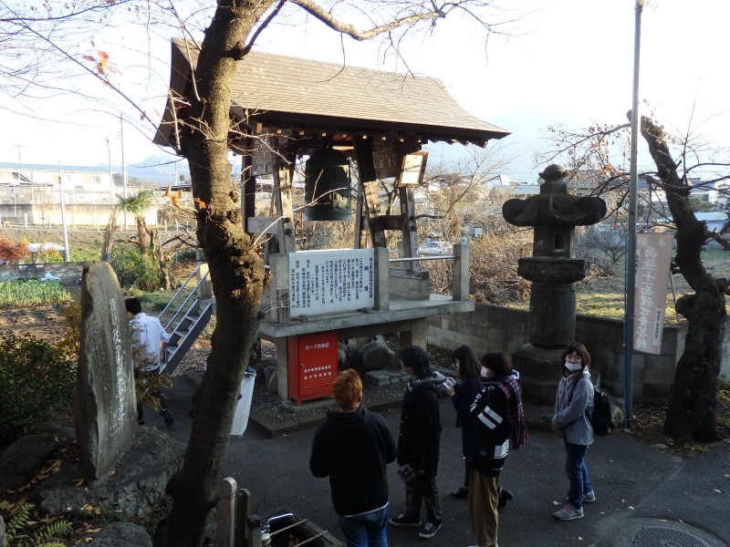 秩父札所17番定林寺の銅鐘を取り囲む聖地巡礼者