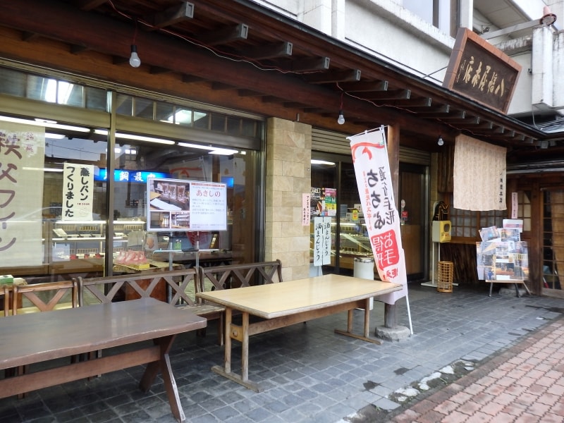 秩父神社の正面で和菓子を販売する八幡屋