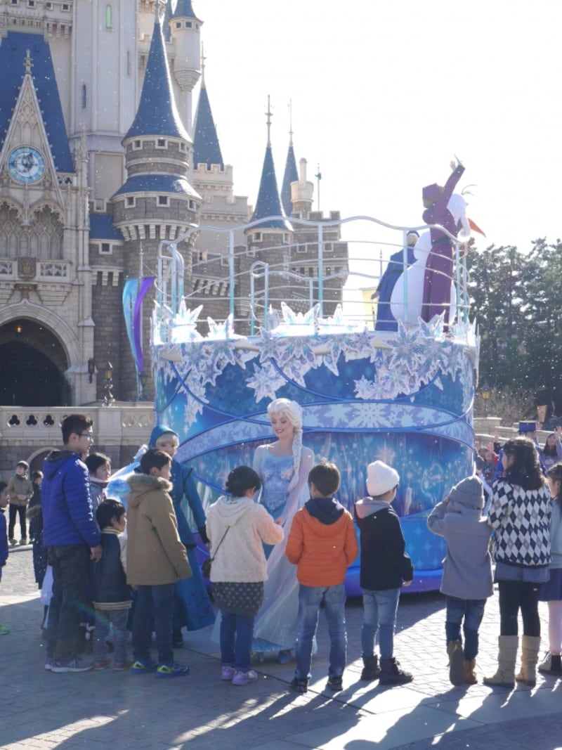 子どもたちと交流するエルサ