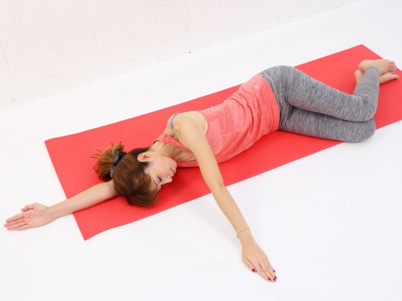 動作1undefined横寝になった時に背骨を伸ばすように、お腹を腰に引き寄せます。