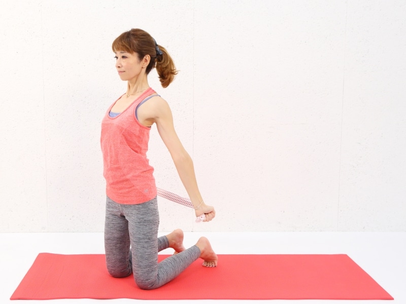 動作3undefined腕を後ろに下ろす時に胸が開き、肩甲骨と鎖骨を下げ肩を下げましょう。