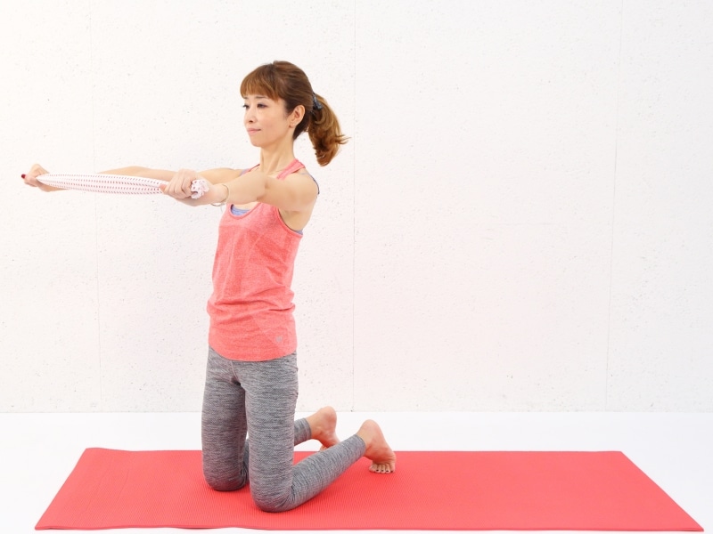 動作1undefinedつま先で床を押し、尾てい骨から首筋まで伸ばし姿勢を整えます。