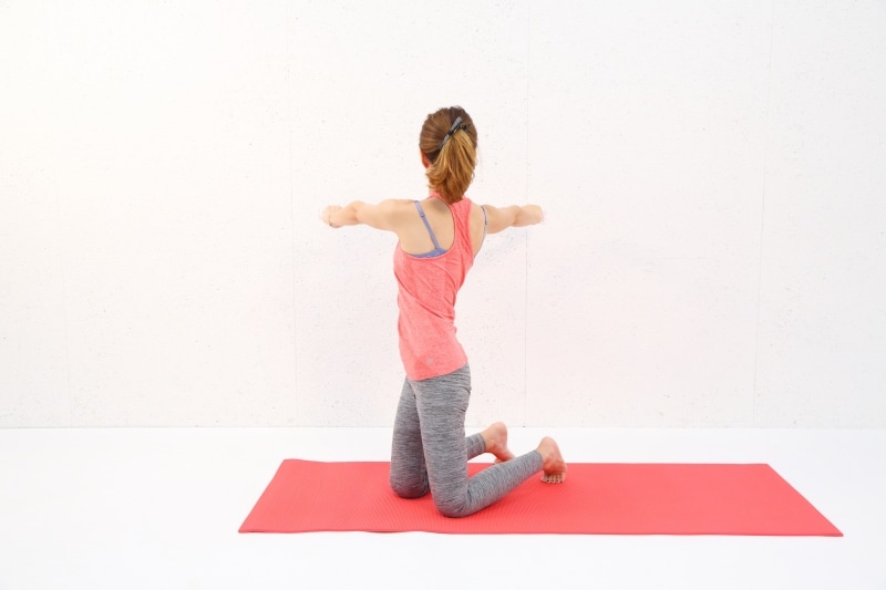 動作2undefined肩に力が入り過ぎないように注意しながら、吐く息とともにゆっくり右側に