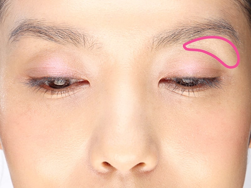 ハイライトを入れると光が入り若々しい目元になる