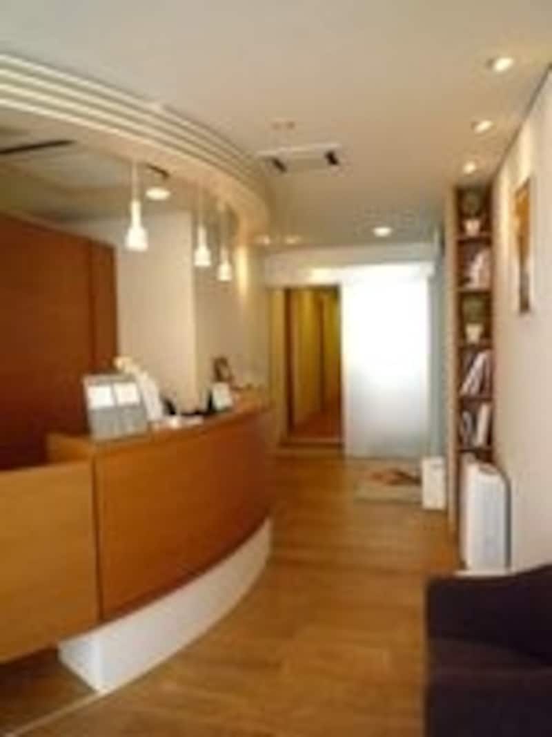 ナチュラルカラーでまとめられた明るい印象のエントランス。入りやすい雰囲気が魅力