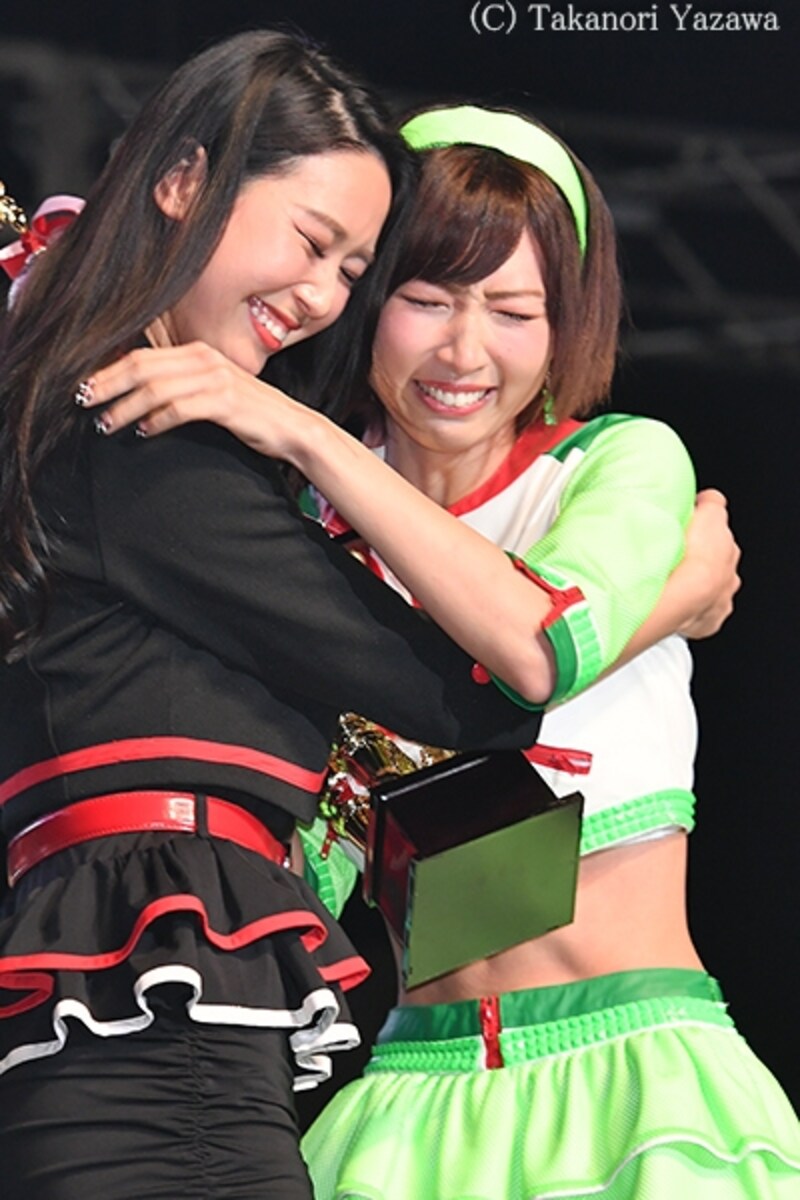 昨年のグランプリ荒井つかささんと抱き合う清瀬まちさん