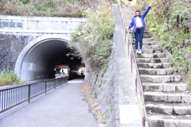 「大仏坂トンネル」の脇の石段でハイキングコースは終点！