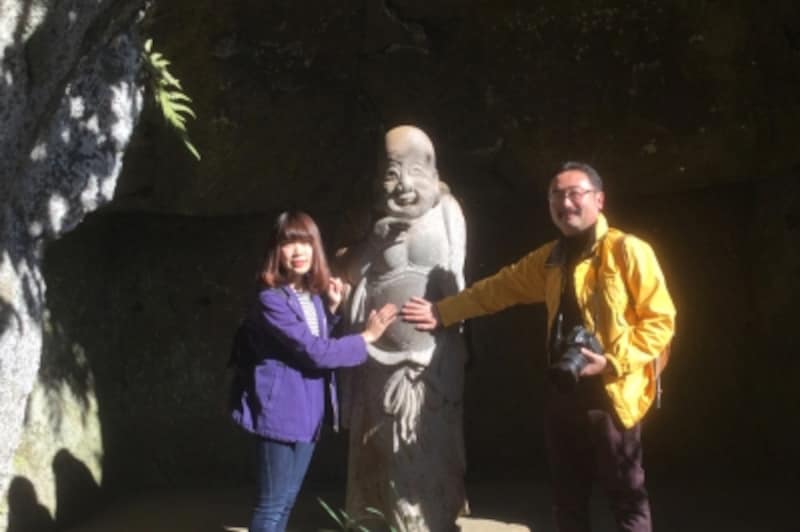 浄智寺の布袋尊を囲んで、筆者とM恵さん