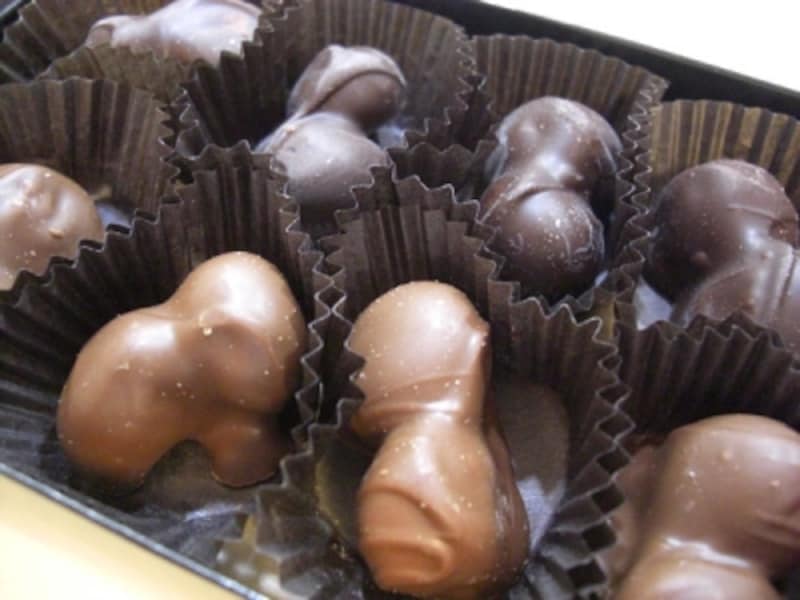 高級チョコレート専門店、ホノルル・チョコレート・カンパニーの手作りマカチョコは、1箱14ドル～