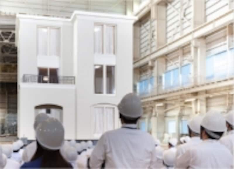 三井ホーム3階建の耐震実験の様子