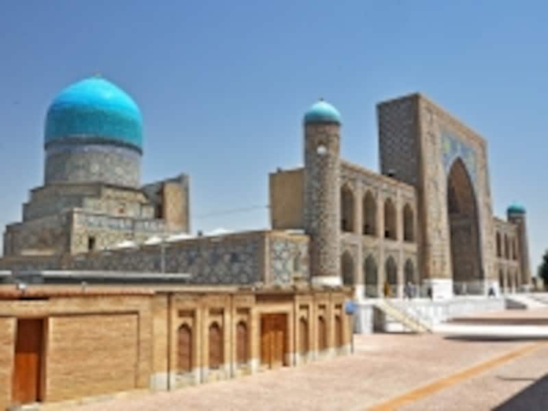レギスタン広場のティリャー・コリー・モスク・マドラサ