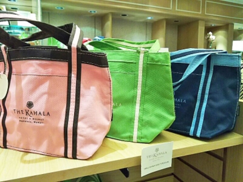 ザ・カハラのミニトートバッグ（21ドル）。カラーはナチュラルも合わせて4色