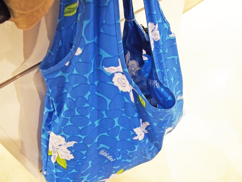 ホテルカラーのハレクラニブルーが爽やかで上品な収納ケース付きエコバッグ（16ドル）